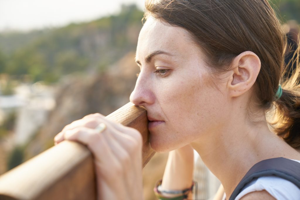 Femme-le-nez-contre-une-barriere